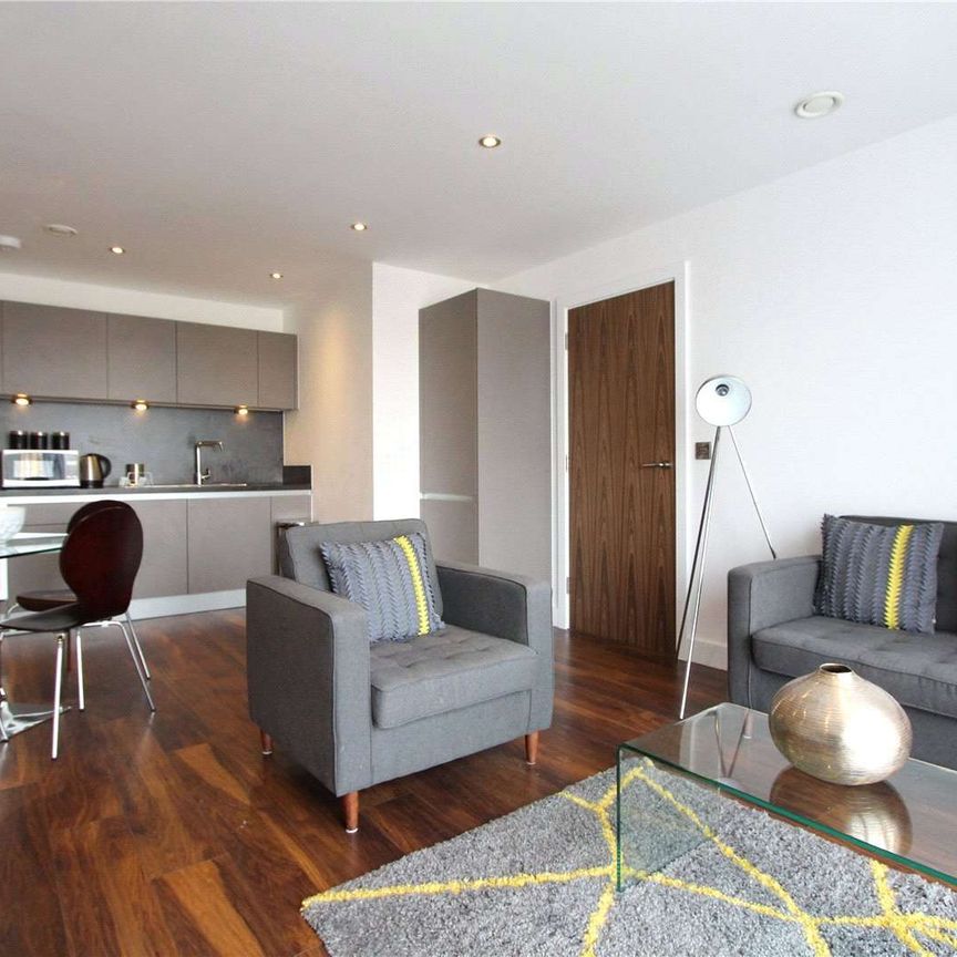 Available July | Fully Furnished | One Double Bedroom | 24 Hour Concierge & On-site Gym - Photo 1