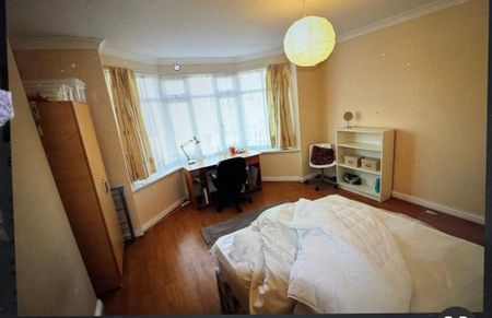 8 bedroom property to rent - Photo 4