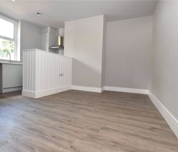 77, Wakefield Road, Gildersome, Morley, Leeds, LS27 7HH - Photo 2