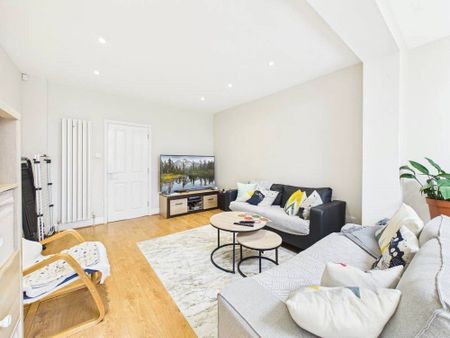 Alexandra Gardens, Hounslow, Middlesex, TW3 - Photo 2