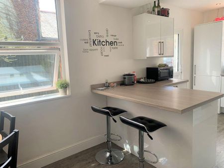 1 bedroom in a house share to rent - Photo 2