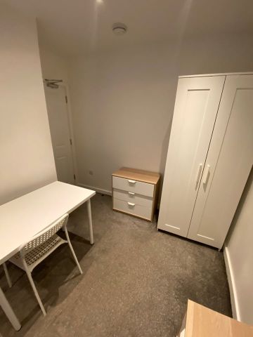 5 Bed Terraced House, Strawberry Road, M6 - Photo 5