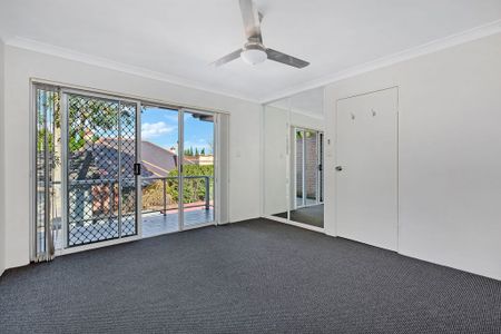 Oversized, Two Bedroom Apartment with Air-Conditioning - Photo 3