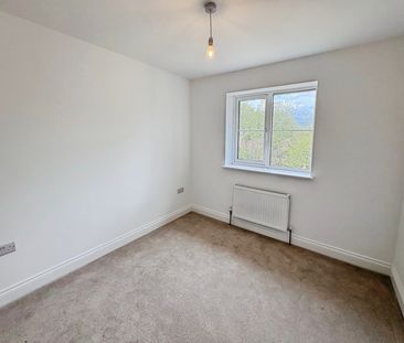 Turnpike Close, Runfold, Farnham, Hampshire, GU10 - Photo 4