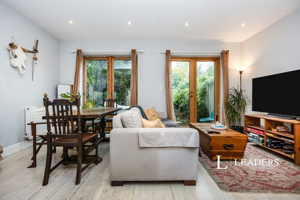 3 bedroom house to rent Sonic Court, GU1 - Photo 1