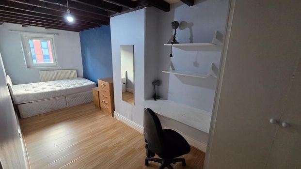 1 bedroom in a house share to rent - Photo 1