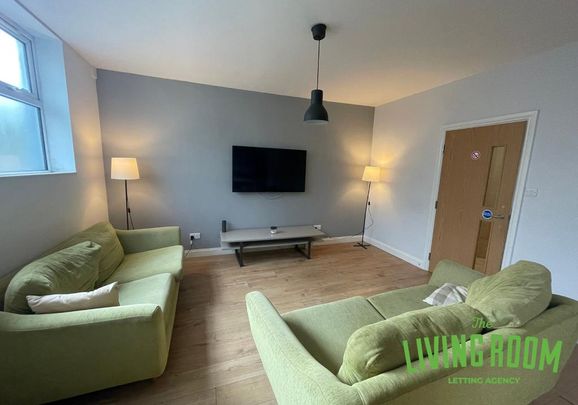 6 bedroom flat to rent - Photo 1