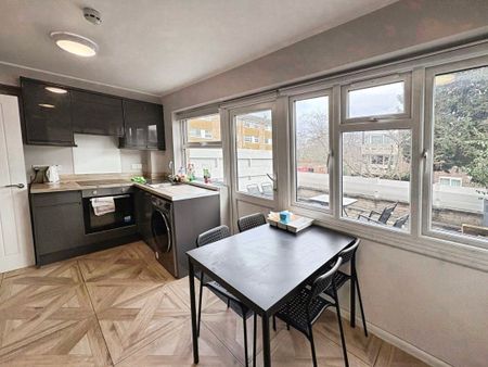 Fairview Avenue, Woking, Surrey, GU22 7NU - Photo 4