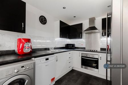 3 bedroom semi-detached house to rent - Photo 3