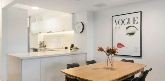 Townhouse-Style Apartment with Exquisite City Views - Photo 2