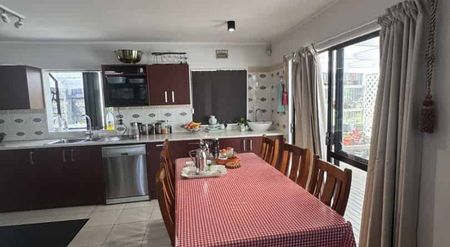 Looking for a home with great street appeal? - Photo 3