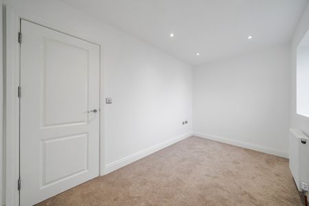 1 Bed Flat, West Hill, CR2 - Photo 2