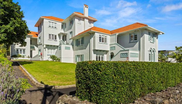 Historic Art Deco Apartment - Mount Eden (2 brms) - Photo 1