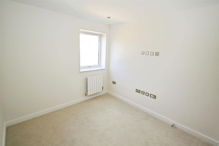 London Road, Leigh-On-Sea - Photo 2