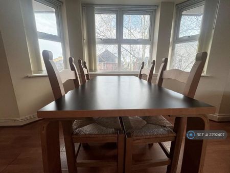 2 bedroom flat to rent - Photo 4