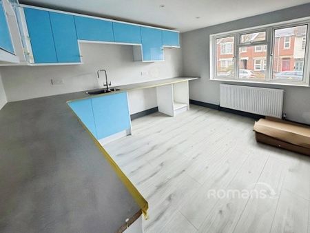 1 bedroom in a house share to rent - Photo 2