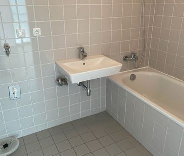 Charmante 3 Raum Wohnung im 2 Stock ohne Lift mit Balkon. Ein Tiefg... - Photo 4