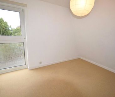 2 Bedroom Flat / Apartment - Lansdowne Avenue, Winchester - Photo 3