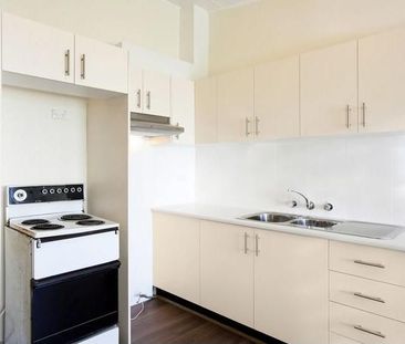 Charming Apartment in Prime Dulwich Hill Location - Photo 2