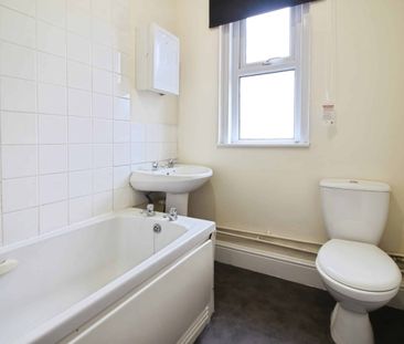 First Floor Flat, 48 Eastcott Hill, Swindon, SN1 - Photo 6