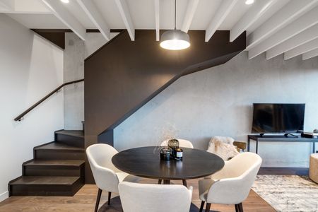 Exclusive Apartment With 2x Secure Parking - Photo 3