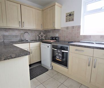 The Rowans, Woking - Photo 5