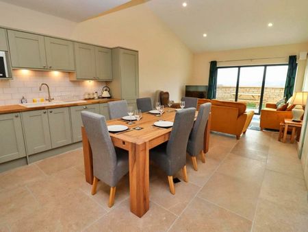 Cheltenham - Photo 2