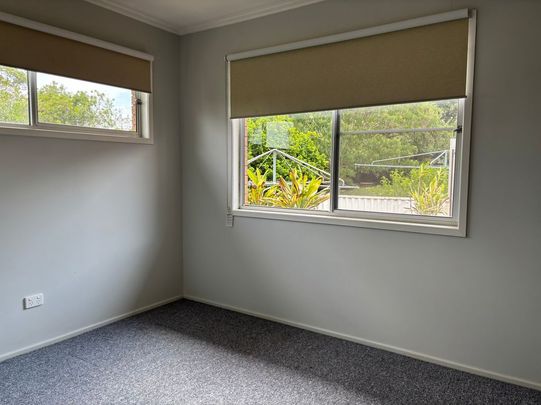 Comfortable 3-Bedroom Home with Air Conditioning and Sunroom - Photo 1