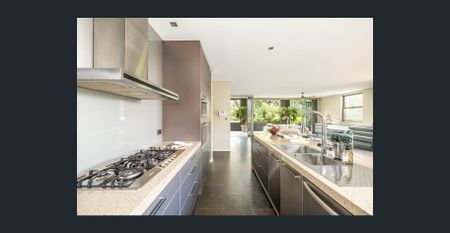 Wide modern residence on cusp of harbour/parkland - Photo 4