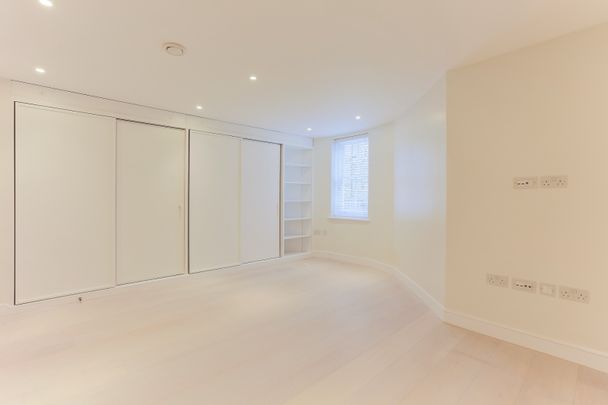 1 Bedroom Flat, Gerrard Street, London, Greater London, Soho, W1D - Photo 1