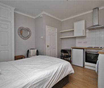 Baillie Road, Guildford, Surrey, GU1 3LN - Photo 1