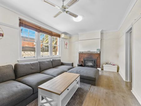 CENTRAL ALBURY FAMILY HOME WITH A BIG SHED! - Photo 2