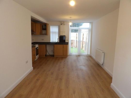 2 bedroom end of terrace house to rent - Photo 1