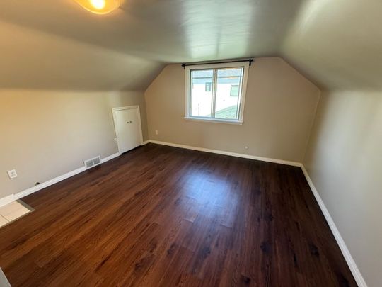 🌟 Cozy 600 sq ft Upper Floor Mezzanine Suite Near NAIT - Photo 1