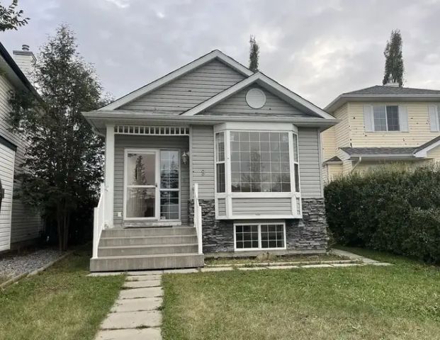 Spacious 4-Bedroom House in Coventry Hill with Extra Large Double Garage | 9 Coville Gardens Northeast, Calgary - Photo 1