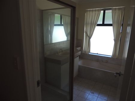 🏡✨ Beautiful 3x2 Family Home in Quiet Leeming Cul‑de‑Sac! - Photo 5