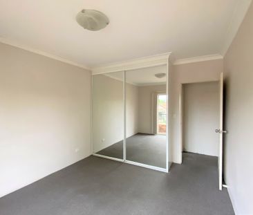 Spacious 2 Bedroom Apartment with lock up garage! - Photo 1