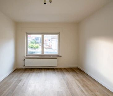 Volledig gerenoveerd appartement met 2 slk en terras - Photo 4