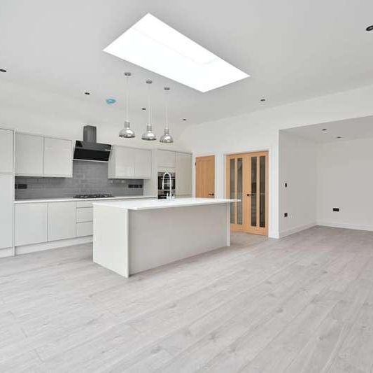 New Haw, Surrey, New Haw, KT15 - Photo 1