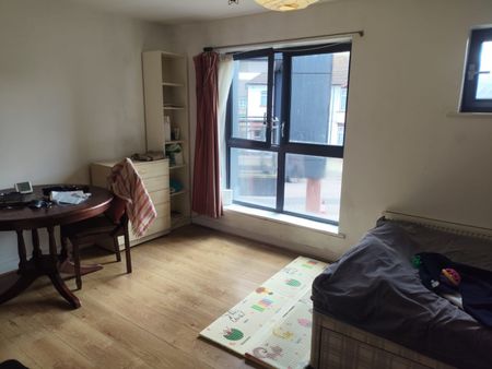 Studio Flat, Bramley Crescent, IG2 - Photo 3