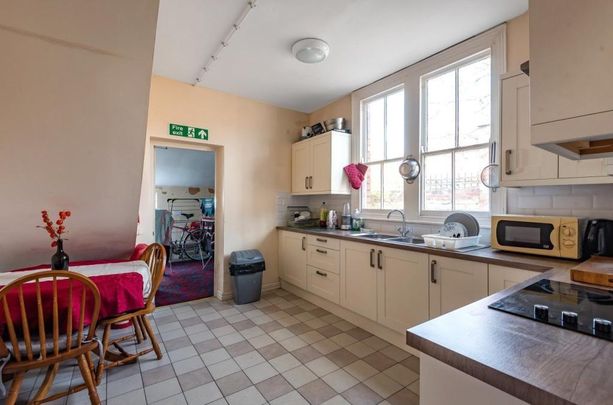 1 bedroom in a house share to rent - Photo 1