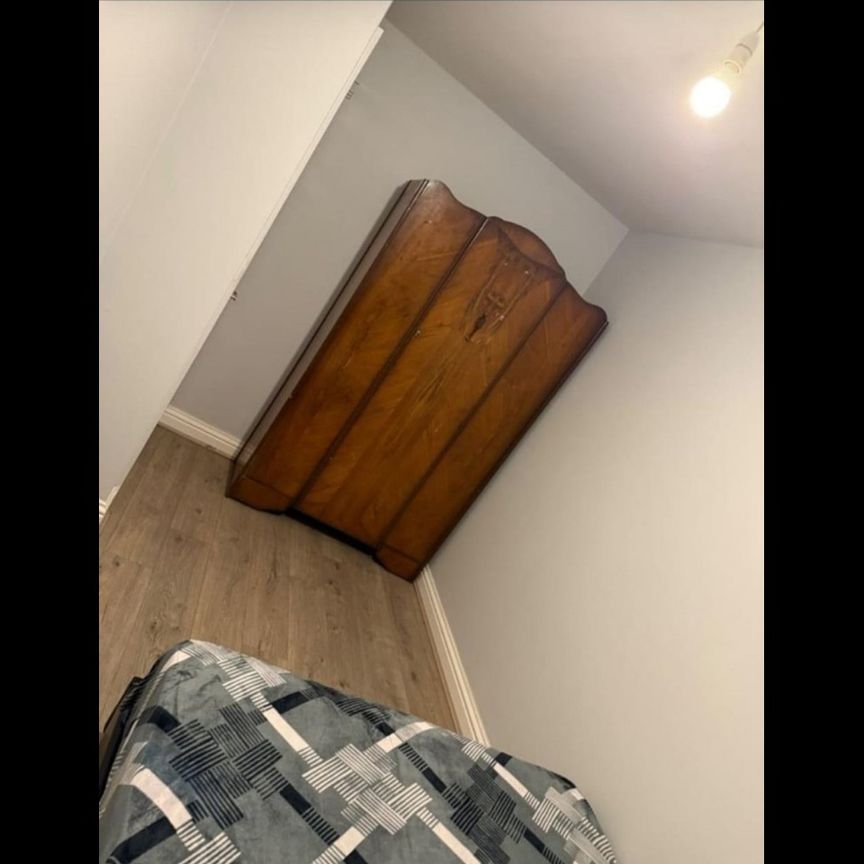 Room in a Shared Flat, Horns Road, IG6 - Photo 2