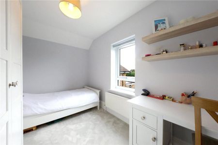 4 bedroom semi-detached house to rent - Photo 3