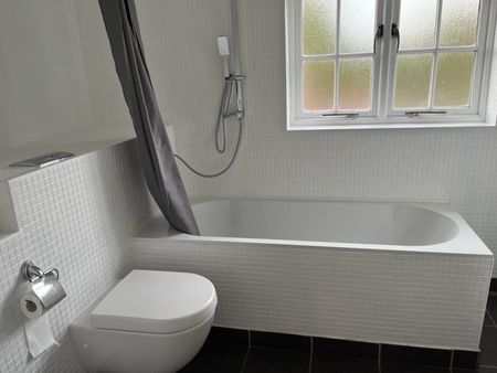 1 bedroom Flat To Let - Photo 2