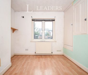 2 bedroom mid-terrace to rent Victoria Avenue, Southend-On-Sea, SS2 - Photo 1