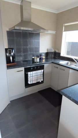 Comfortable Family Home close to everything - Photo 5