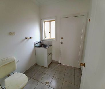 Recently Refurbished 2-Bedroom Townhouse in Auburn - Affordable and... - Photo 2