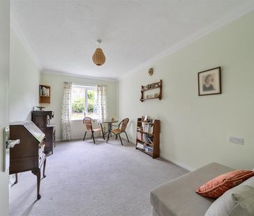 Beecham Lodge, Cirencester, Gloucestershire - Photo 3