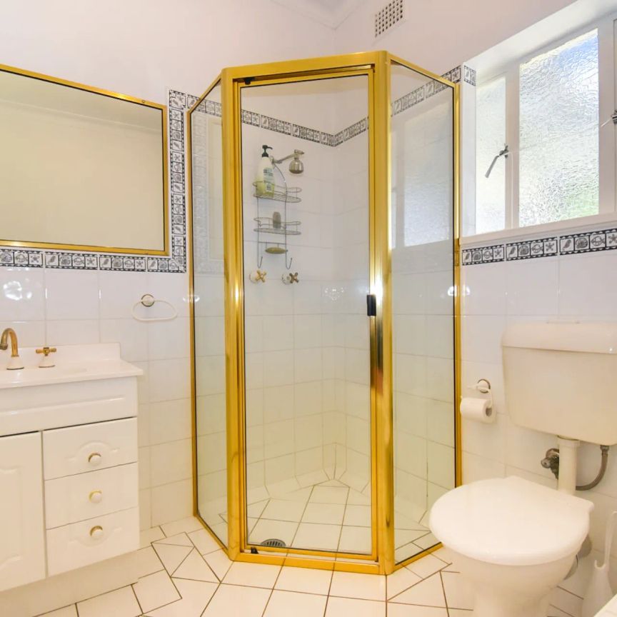 Cottage with Established Gardens & Ideal Location - Photo 1