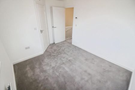 3 bedroom end of terrace house to rent - Photo 3